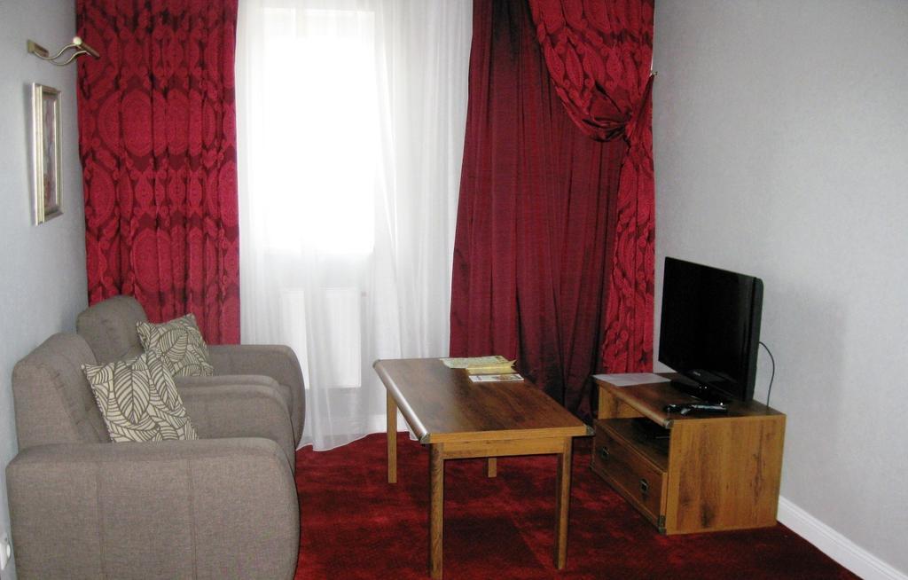 Kera Hotel Nesterenki Habitación foto